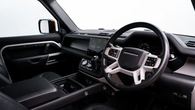 Land Rover Defender Image 5