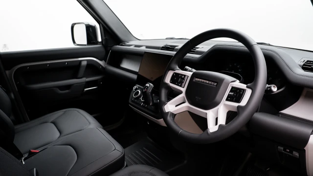 Land Rover Defender Image 5