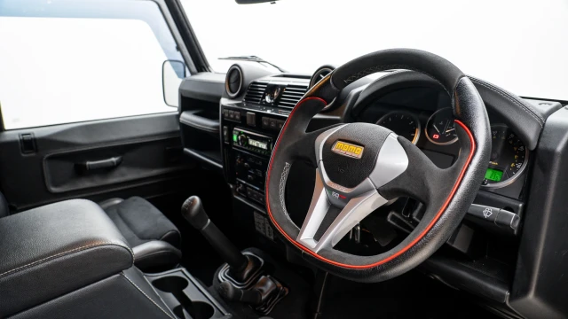 Land Rover Defender Image 5