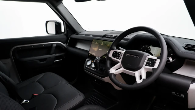 Land Rover Defender Image 5