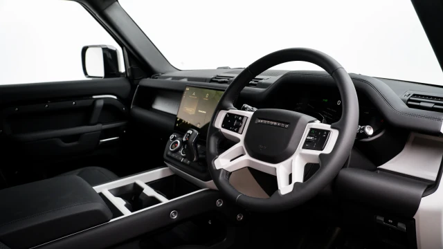 Land Rover Defender Image 5