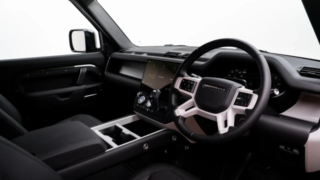 Land Rover Defender Image 5