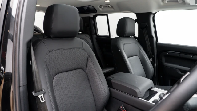 Land Rover Defender Image 6