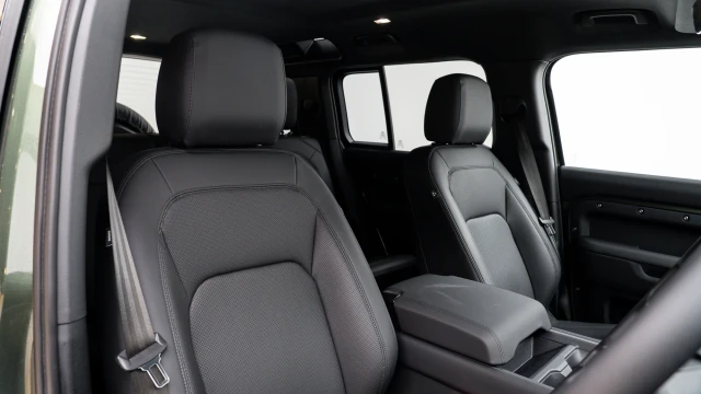 Land Rover Defender Image 6