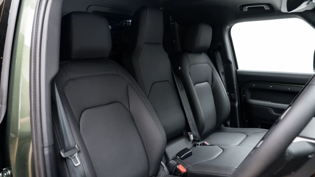 Land Rover Defender Image 6