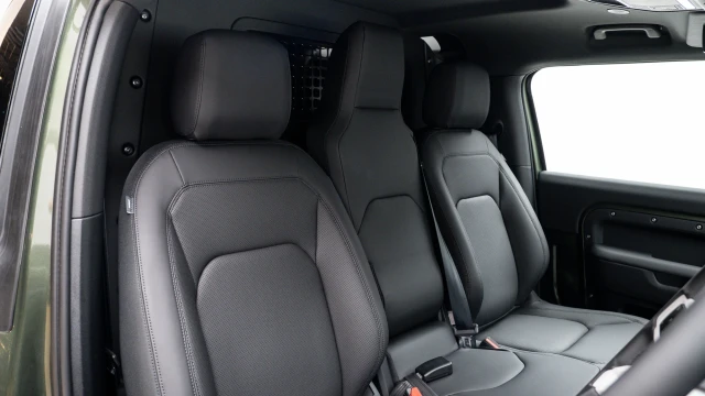 Land Rover Defender Image 6