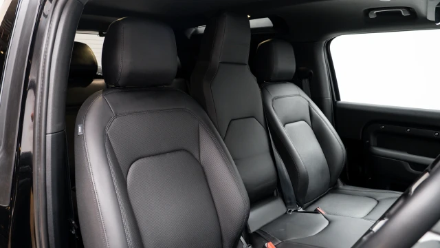 Land Rover Defender Image 6
