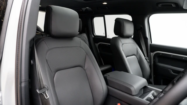 Land Rover Defender Image 6