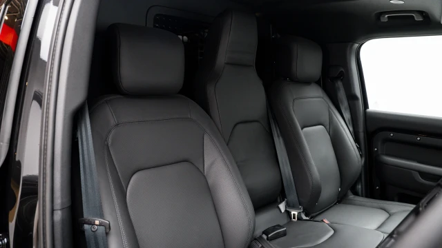 Land Rover Defender Image 6