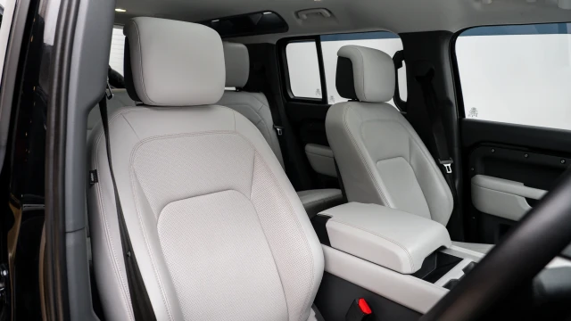 Land Rover Defender Image 6