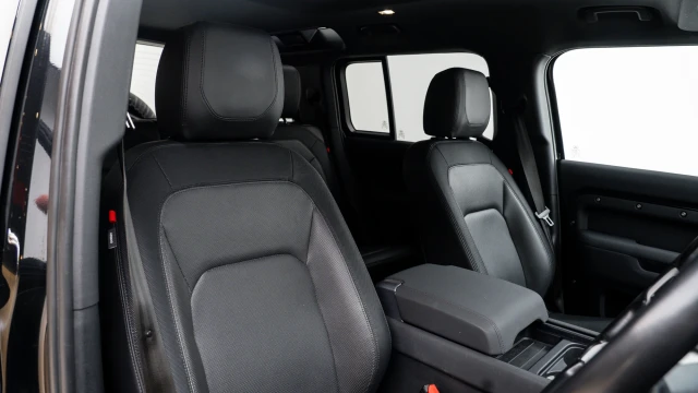 Land Rover Defender Image 6