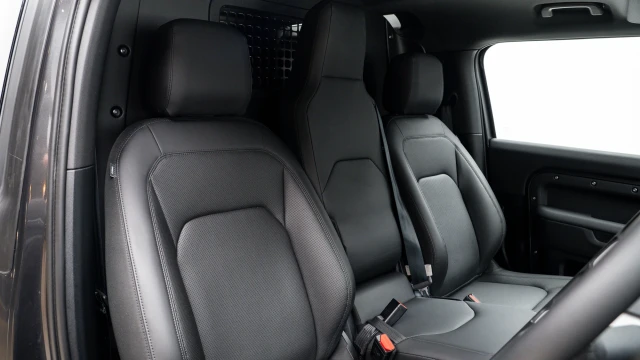 Land Rover Defender Image 6