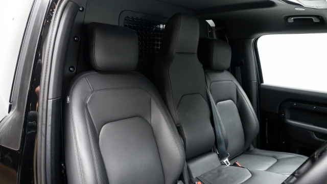 Land Rover Defender Image 6