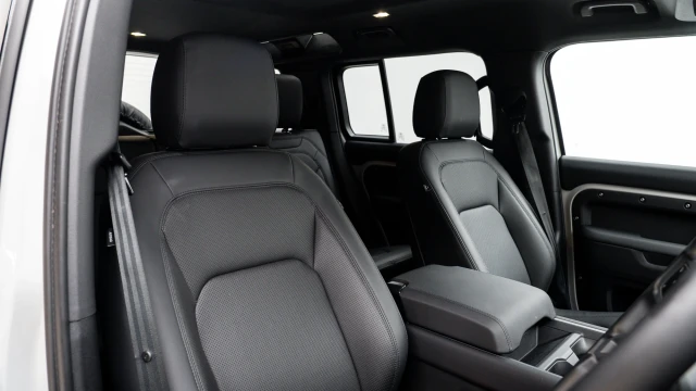 Land Rover Defender Image 6