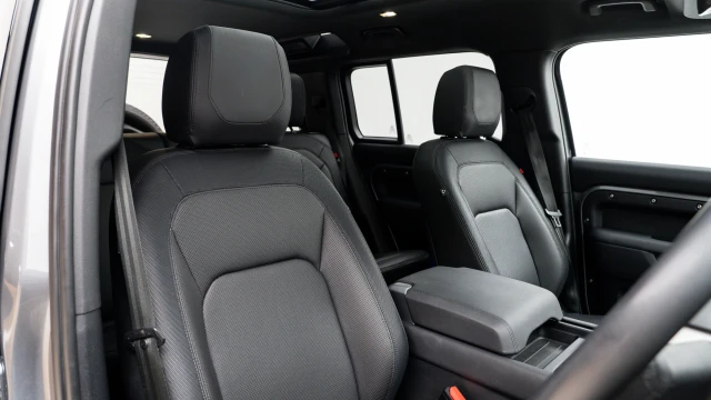 Land Rover Defender Image 6