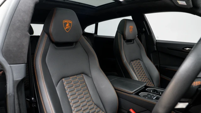 Lamborghini Urus Image 6