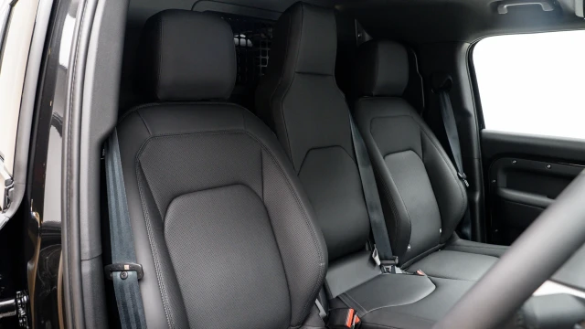Land Rover Defender Image 6