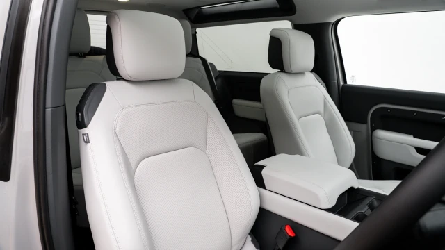 Land Rover Defender Image 6
