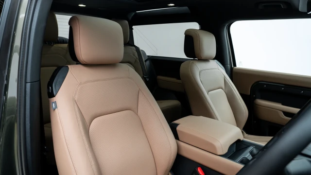 Land Rover Defender Image 6