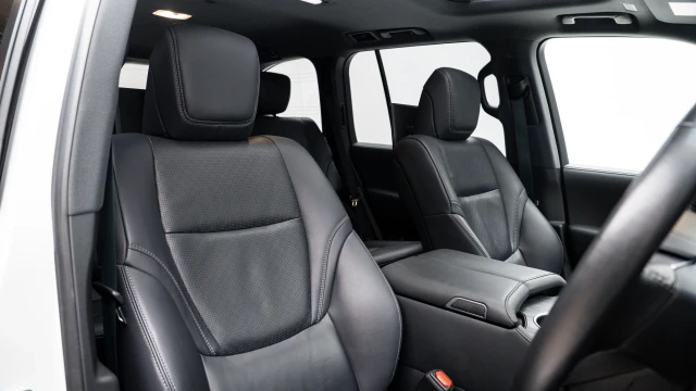 Toyota Land Cruiser Image 6