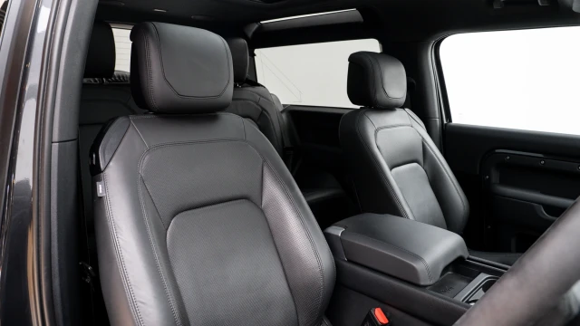 Land Rover Defender Image 6