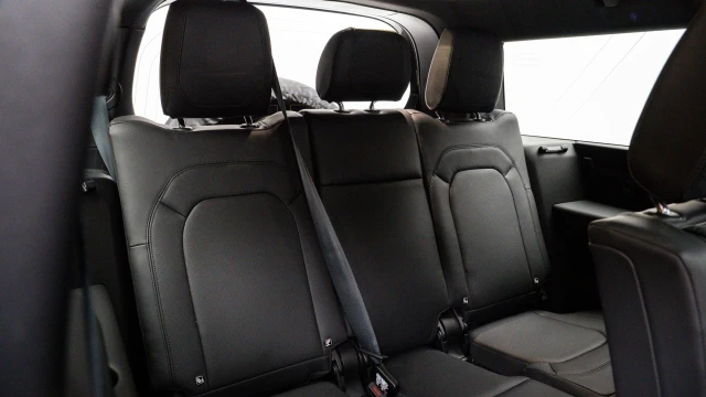 Land Rover Defender Image 6