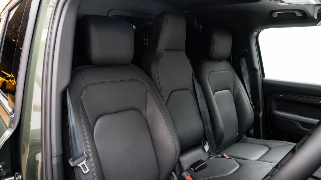 Land Rover Defender Image 6