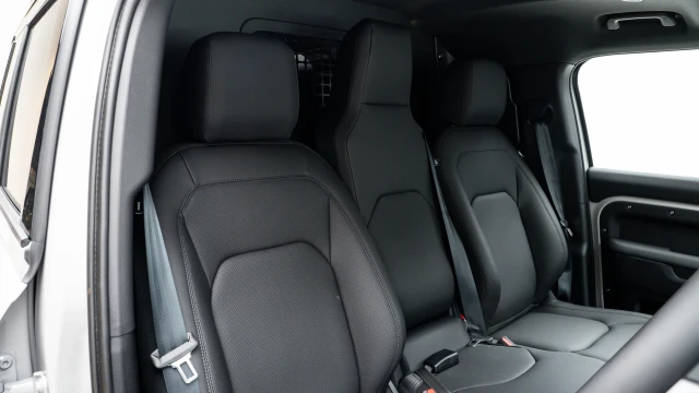 Land Rover Defender Image 6