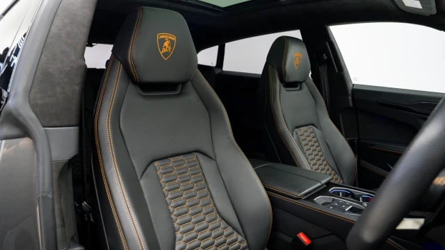 Lamborghini Urus Image 6