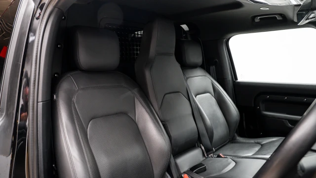 Land Rover Defender Image 6