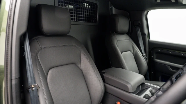 Land Rover Defender Image 6