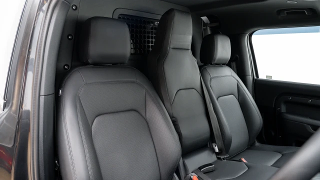 Land Rover Defender Image 6
