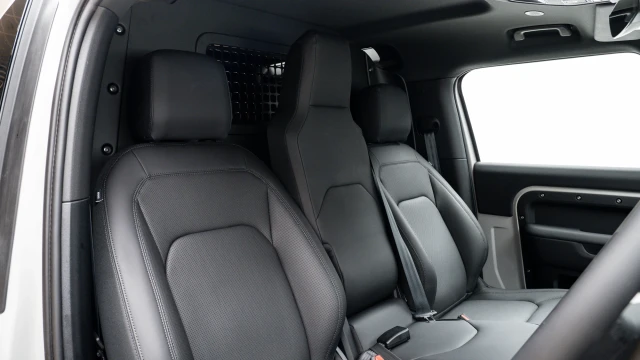 Land Rover Defender Image 6