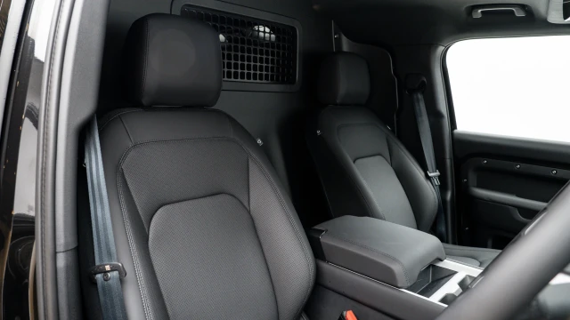 Land Rover Defender Image 6