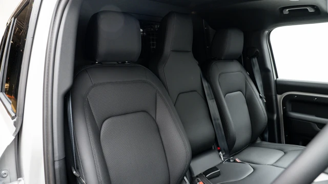 Land Rover Defender Image 5
