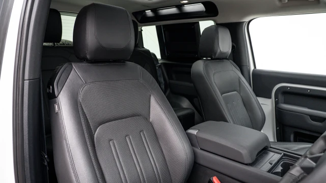 Land Rover Defender Image 5