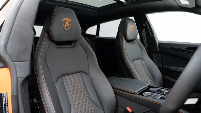 Lamborghini Urus Image 6