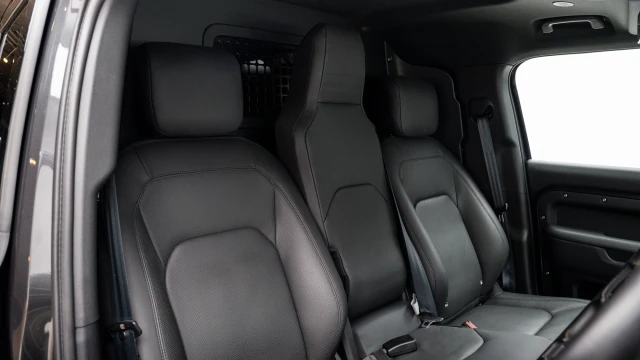 Land Rover Defender Image 6