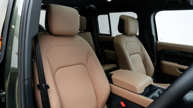Land Rover Defender Image 6