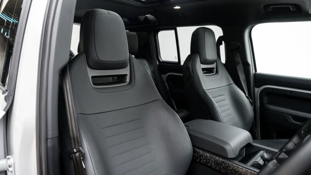 Land Rover Defender Image 5