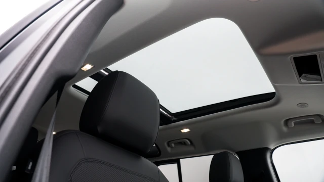 Land Rover Defender Image 7