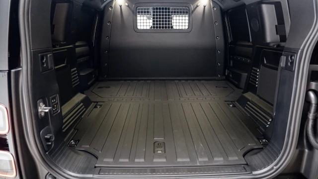 Land Rover Defender Image 7