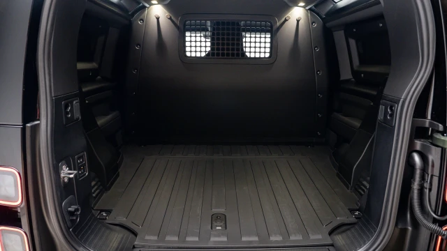 Land Rover Defender Image 7