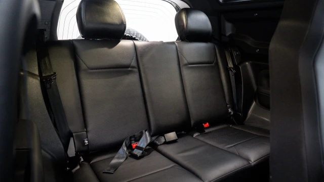 Land Rover Defender Image 7