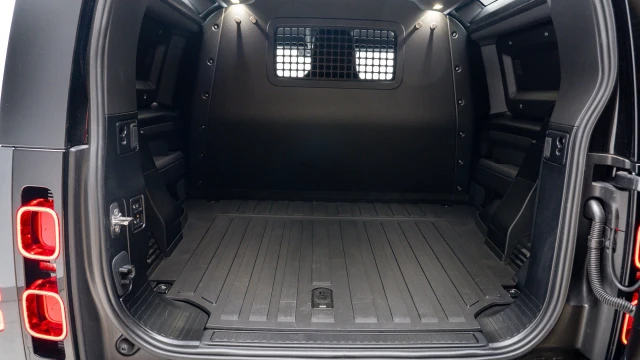 Land Rover Defender Image 7