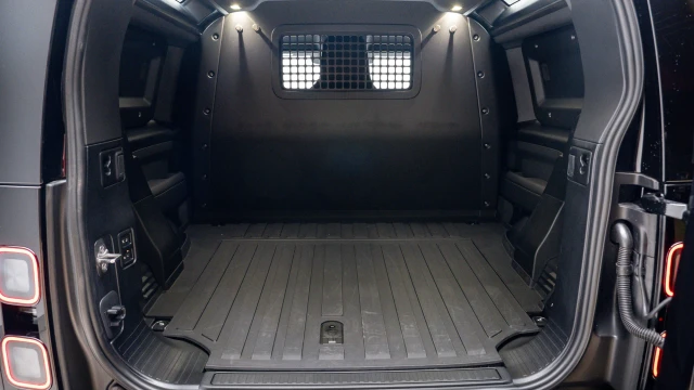 Land Rover Defender Image 7