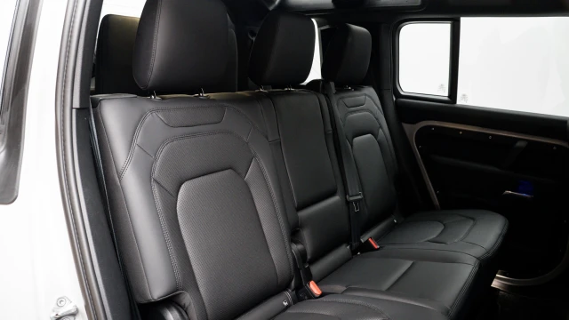 Land Rover Defender Image 8