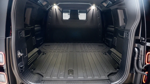 Land Rover Defender Image 7