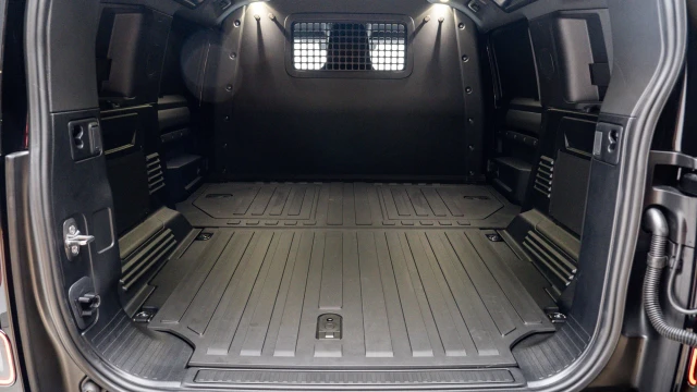Land Rover Defender Image 7