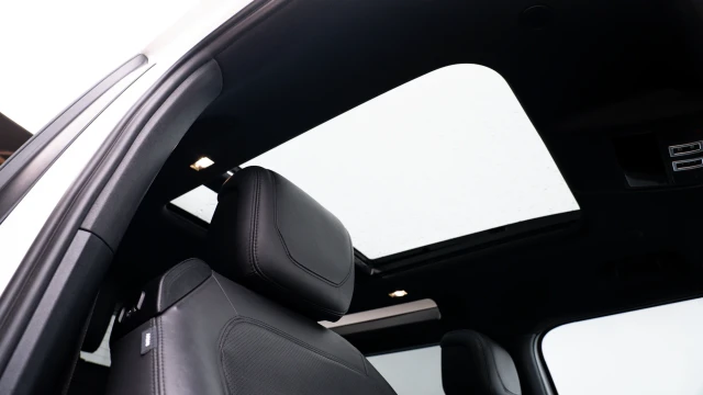 Land Rover Defender Image 7